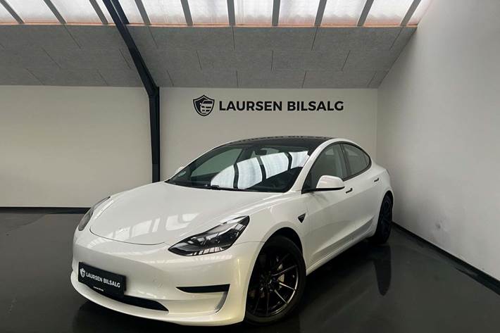 Hvid Tesla Model 3 fra 2021 set udefra