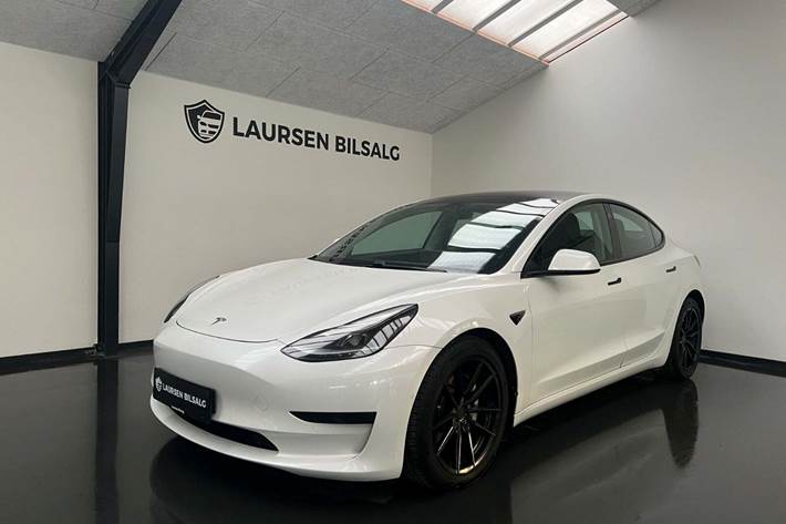 Hvid Tesla Model 3 fra 2021