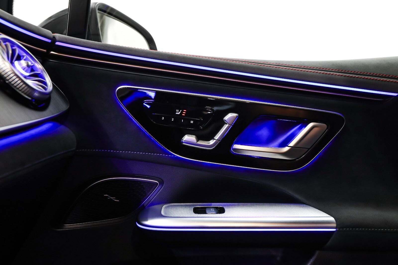 Sort Mercedes EQE350 SUV fra 2024