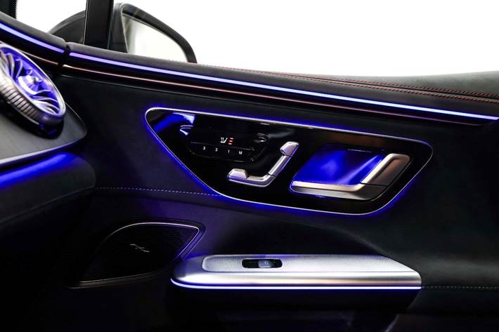 Sort Mercedes EQE350 SUV fra 2024