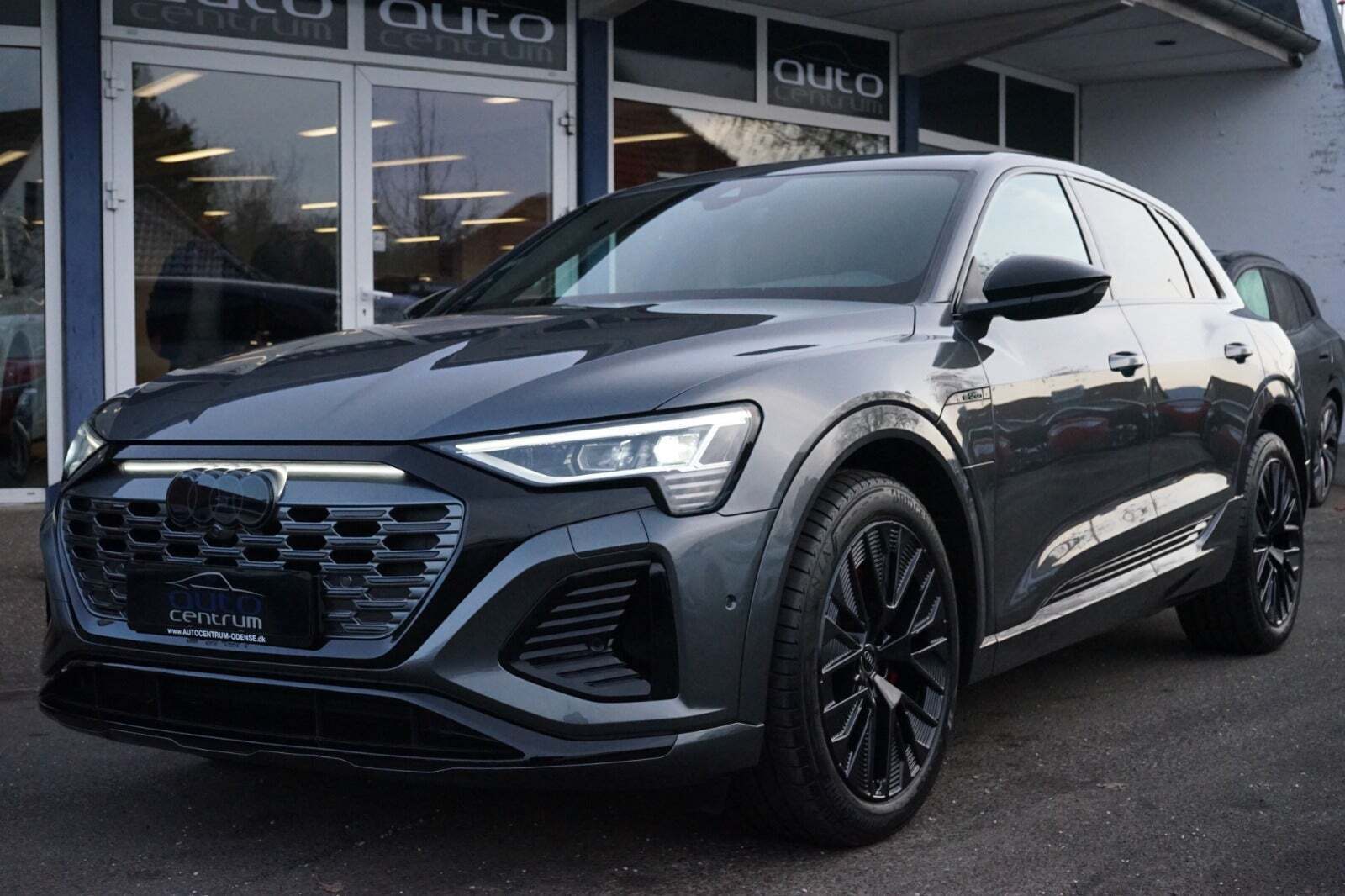 Grå Audi Q8 e-tron fra 2024