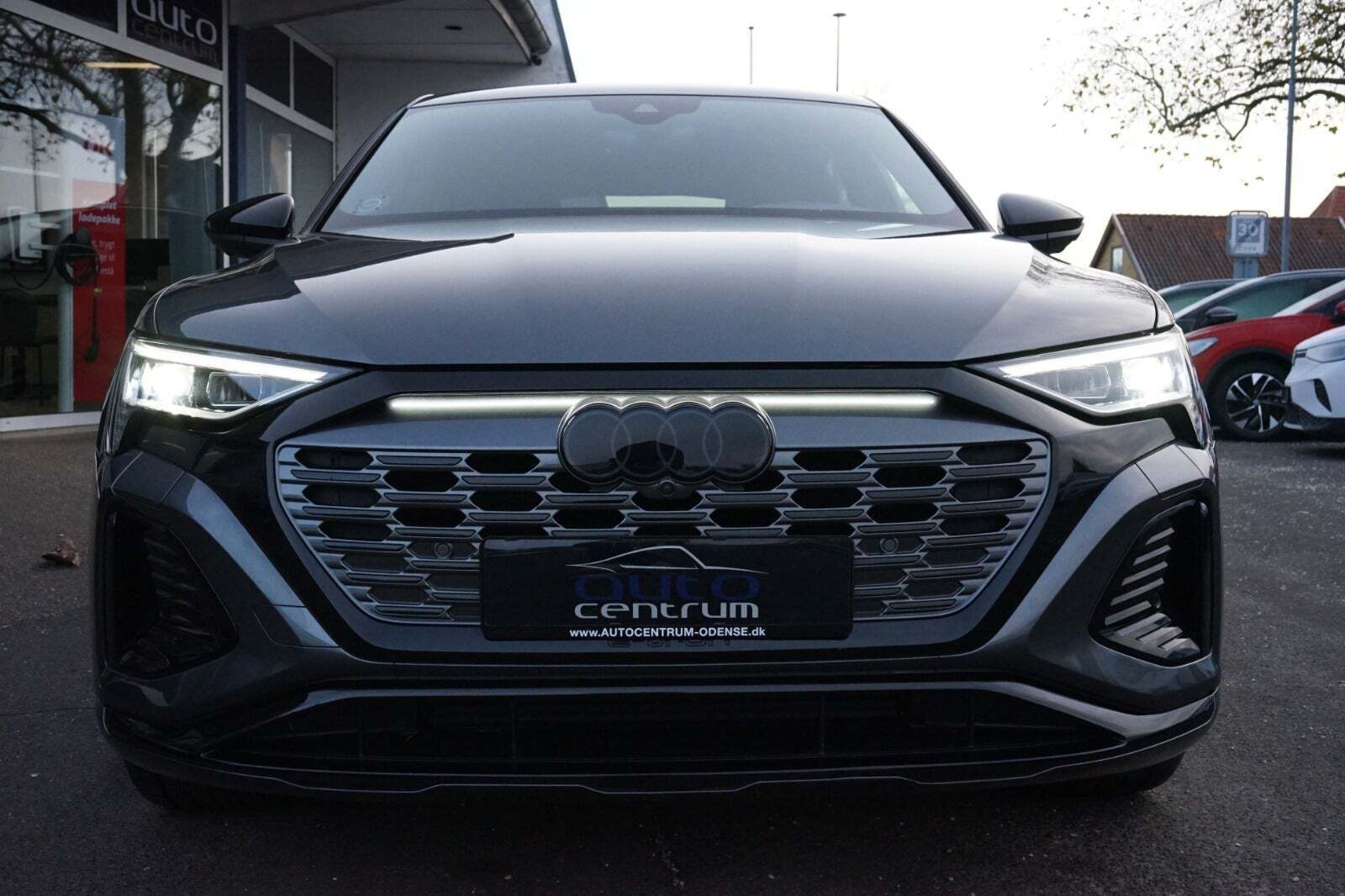 Grå Audi Q8 e-tron fra 2024