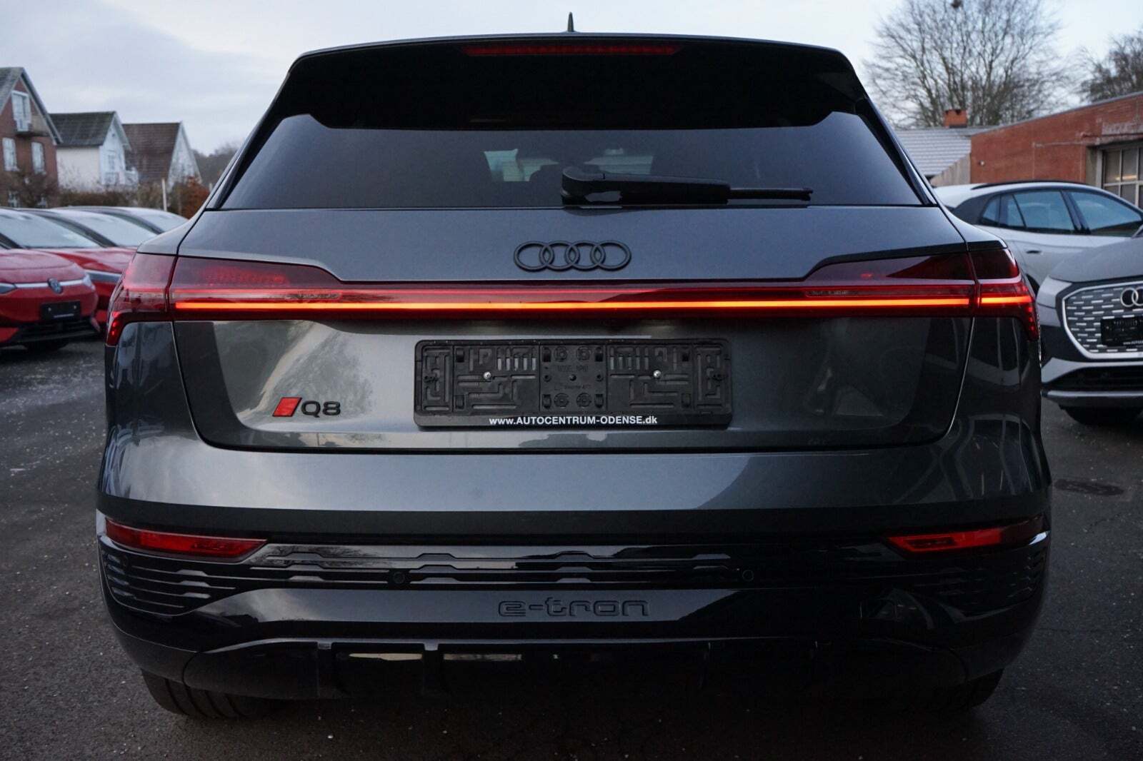 Grå Audi Q8 e-tron fra 2024