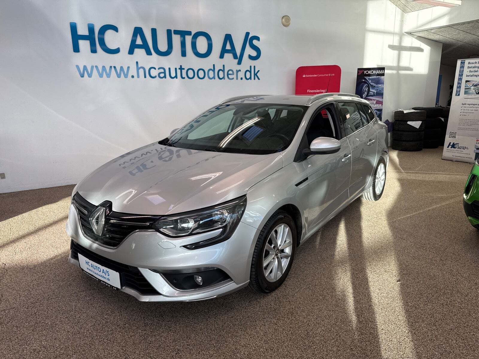 Sølv Renault Megane IV fra 2018 set udefra