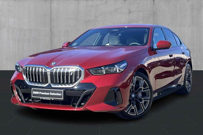 Grå BMW i5 fra 2024 set udefra