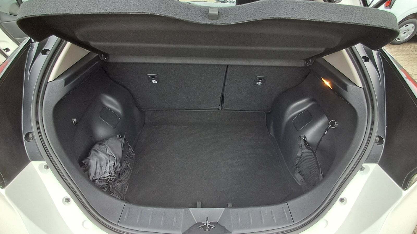 Hvid Nissan Leaf fra 2020