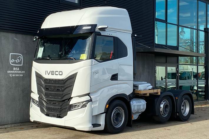 Hvid Iveco S-Way fra 2025 set udefra
