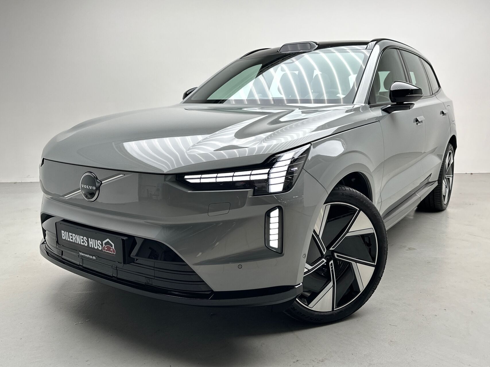 Grå Volvo EX90 fra 2025