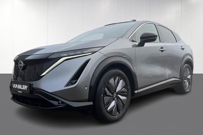 Grå Nissan Ariya fra 2025 set udefra