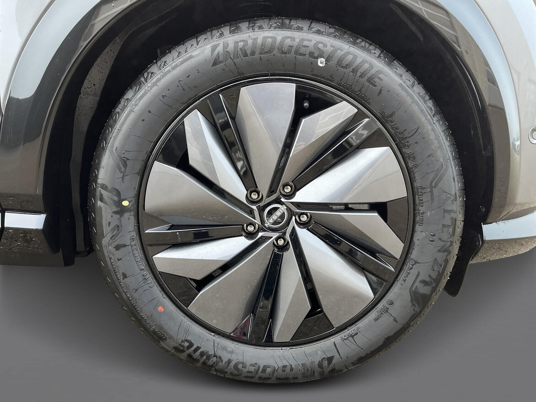 Grå Nissan Ariya fra 2025