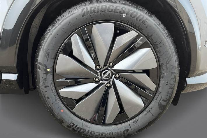 Grå Nissan Ariya fra 2025 set udefra