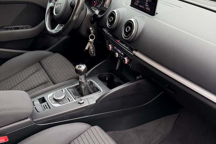 Grå Audi A3 fra 2015