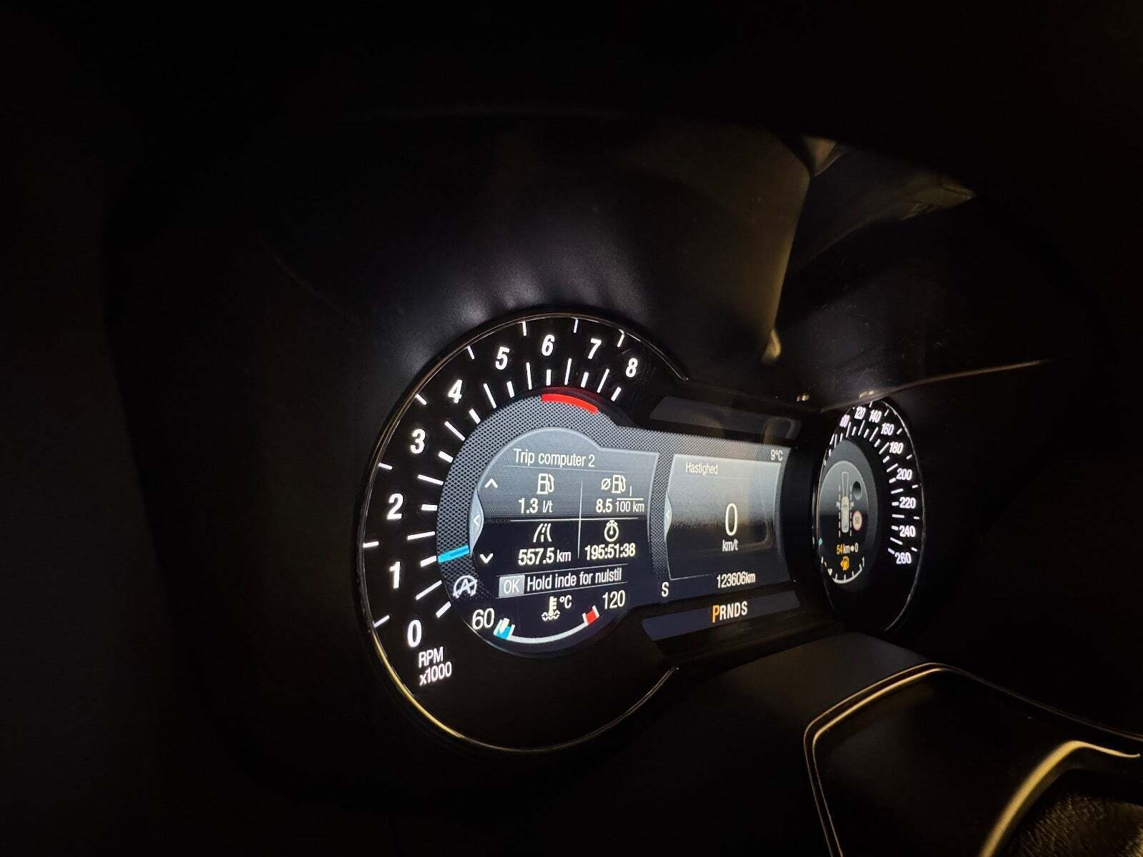 Grå Ford Mondeo fra 2019