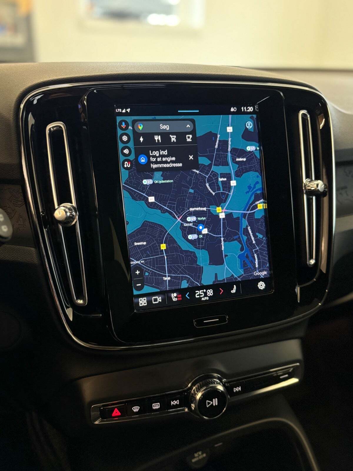 Grå Volvo EX40 fra 2025