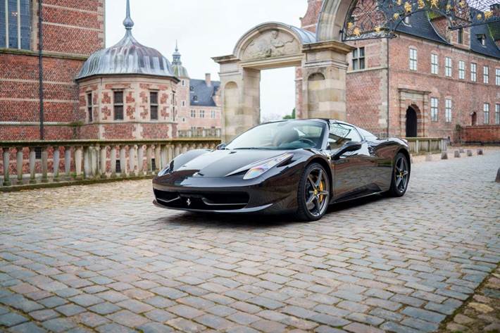 Sort Ferrari 458 fra 2013 set udefra