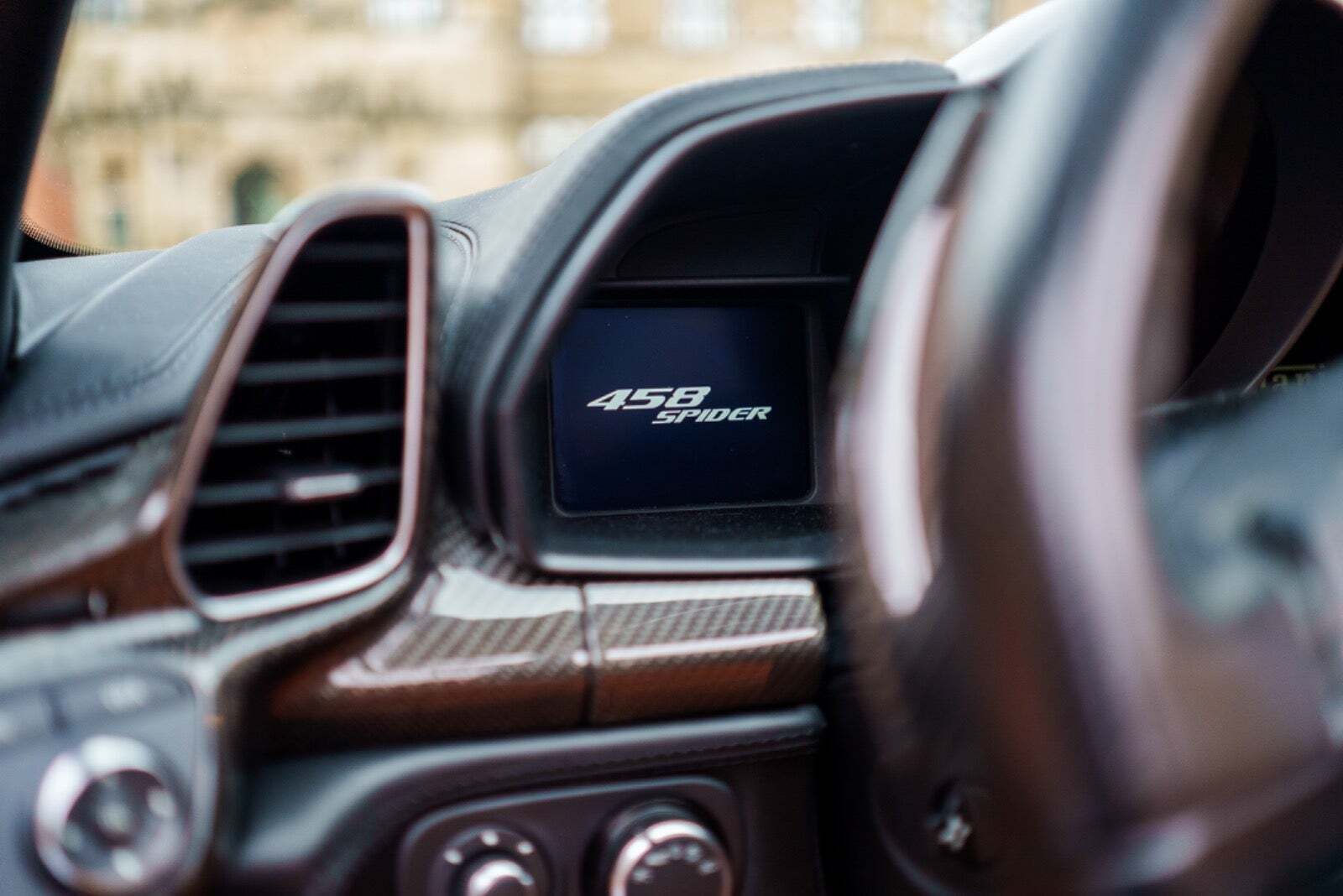 Sort Ferrari 458 fra 2013 set indefra