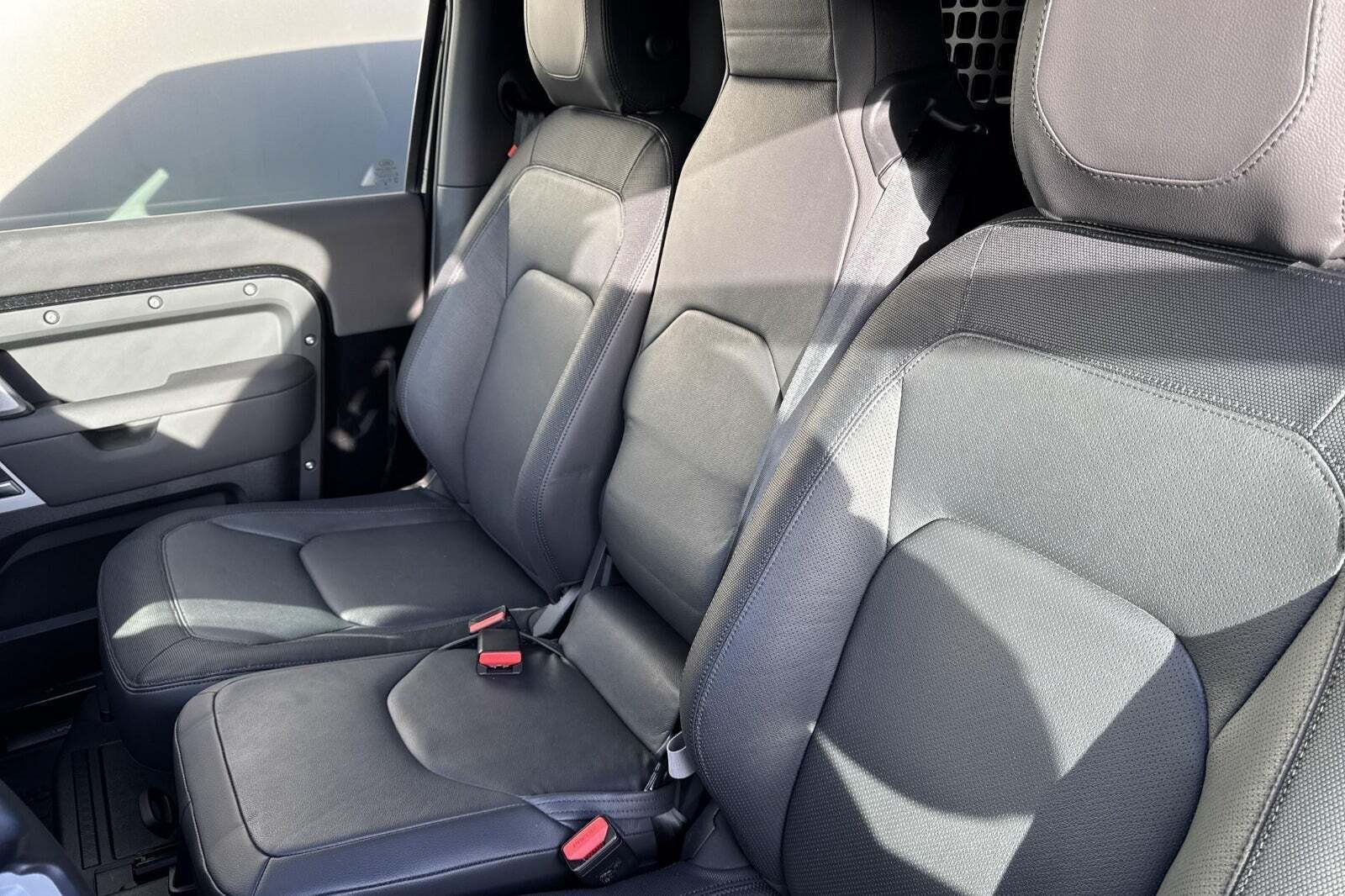 Sort Land Rover Defender 90 fra 2024