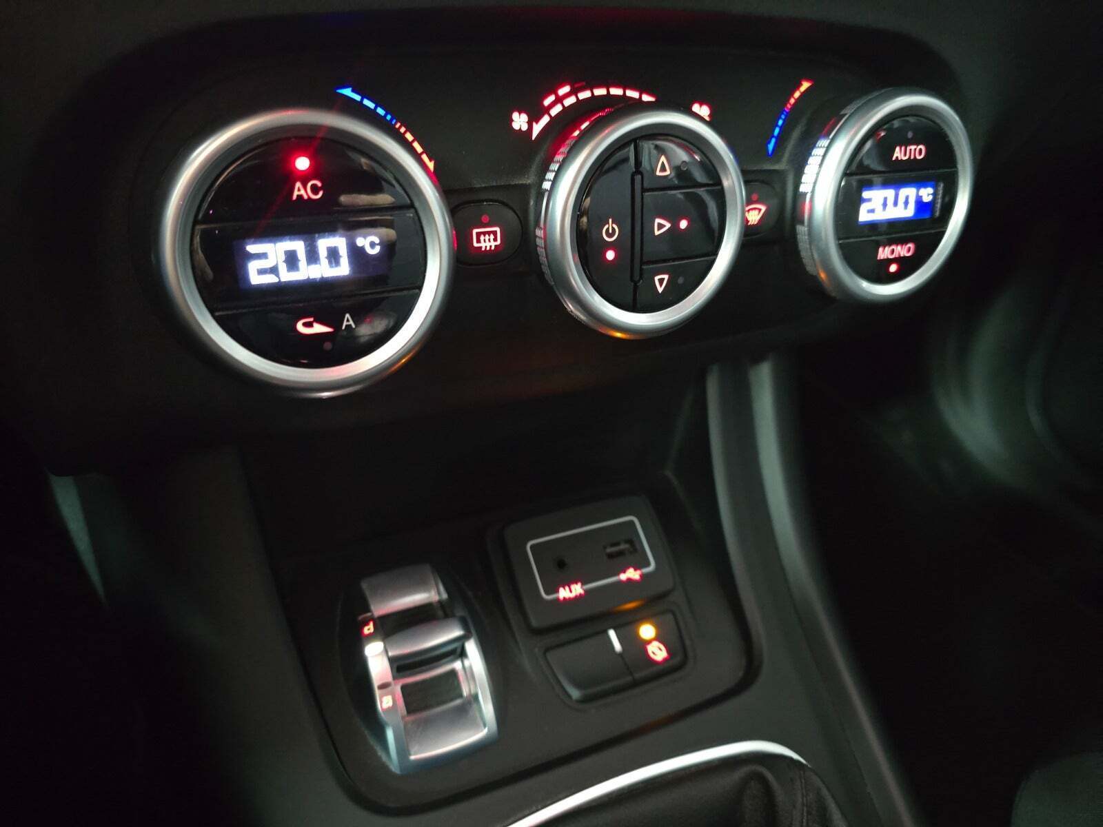 Rød Alfa Romeo Giulietta fra 2016