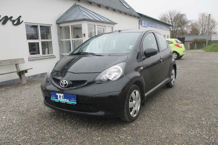 Sort Toyota Aygo fra 2008 set udefra