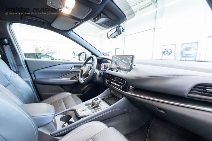 Sort Nissan Qashqai fra 2023 set indefra