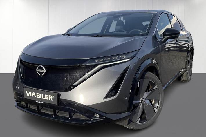 Grå Nissan Ariya fra 2025 set udefra