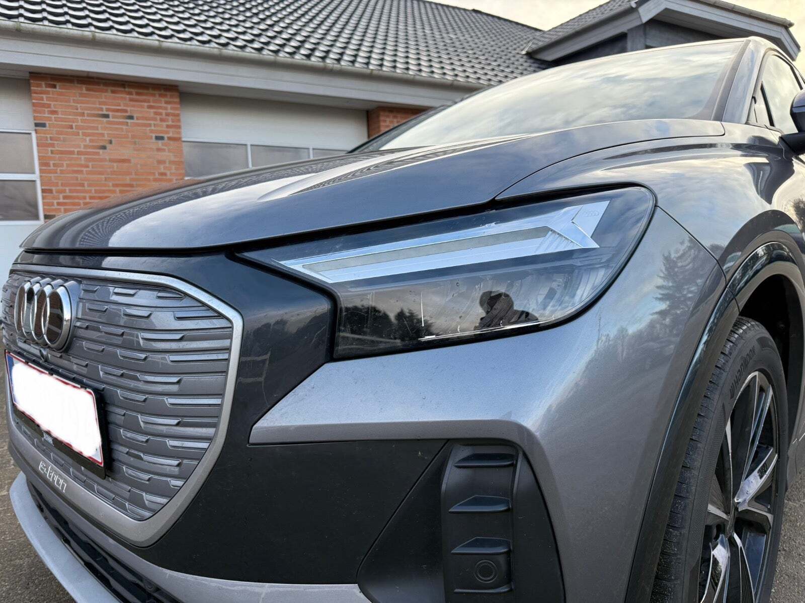 Sølv Audi Q4 e-tron fra 2021