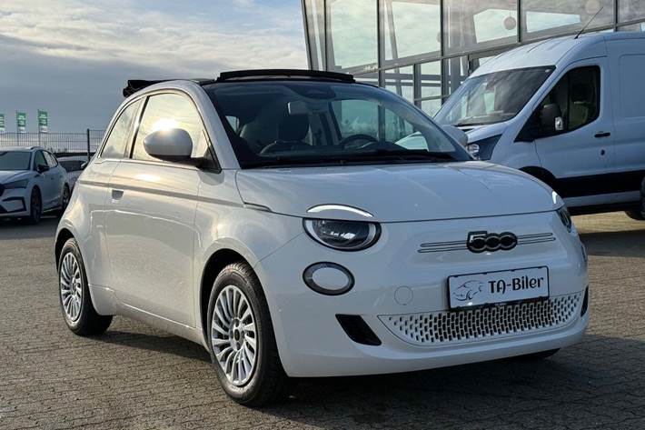 Hvid Fiat 500e fra 2023 set udefra