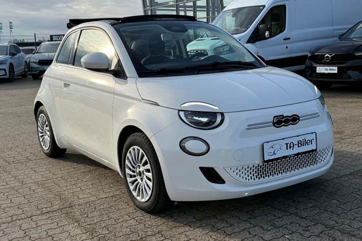 Hvid Fiat 500e fra 2023 set udefra