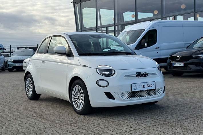 Hvid Fiat 500e fra 2022 set udefra