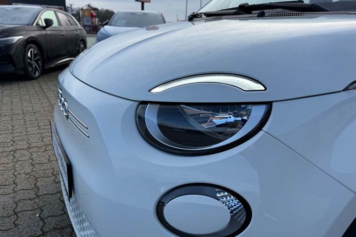 Hvid Fiat 500e fra 2022