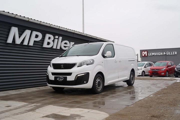 Hvid Peugeot Expert fra 2021 set udefra