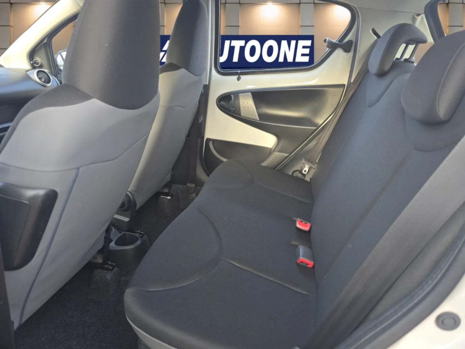 Hvid Toyota Aygo fra 2012