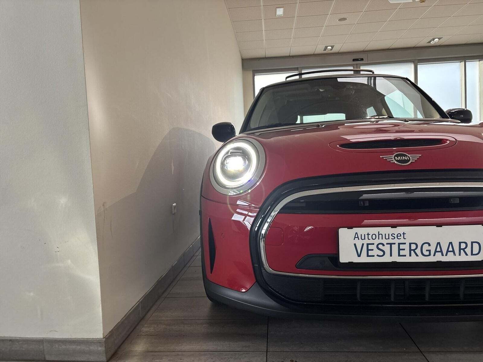 Rød Mini Cooper SE fra 2021