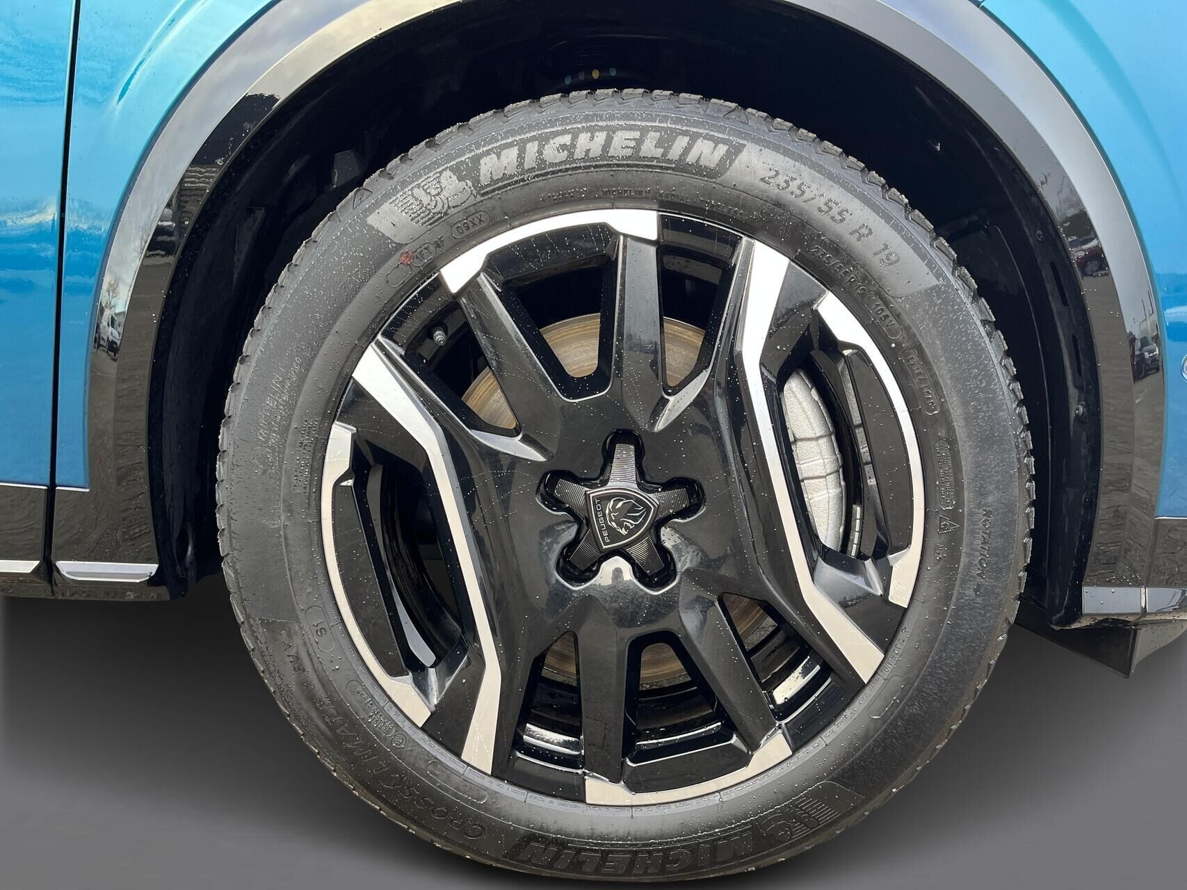 Blå Peugeot e-3008 fra 2024