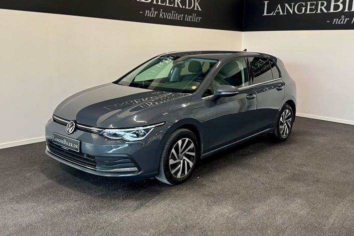 Grå VW Golf VIII fra 2021 set udefra