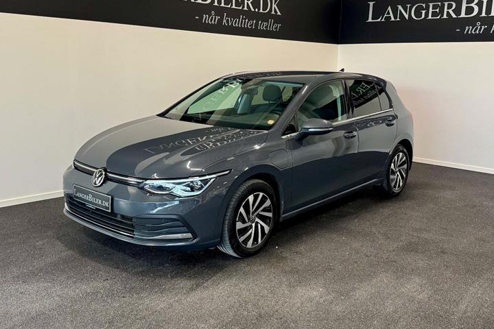 Grå VW Golf VIII fra 2021 set udefra