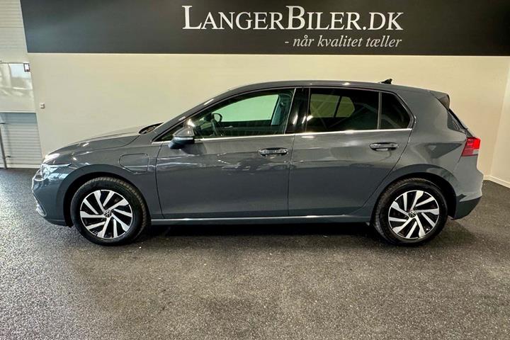 Grå VW Golf VIII fra 2021