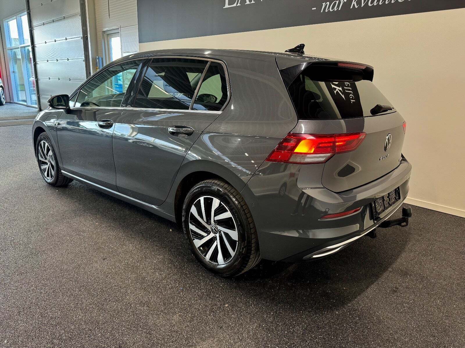 Grå VW Golf VIII fra 2021