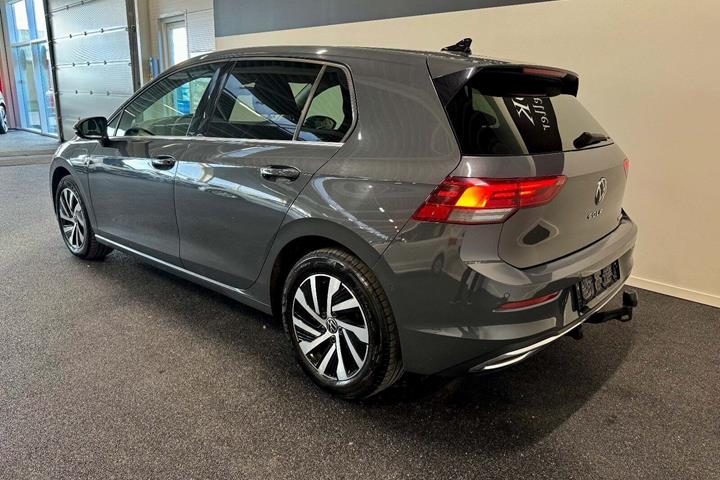 Grå VW Golf VIII fra 2021