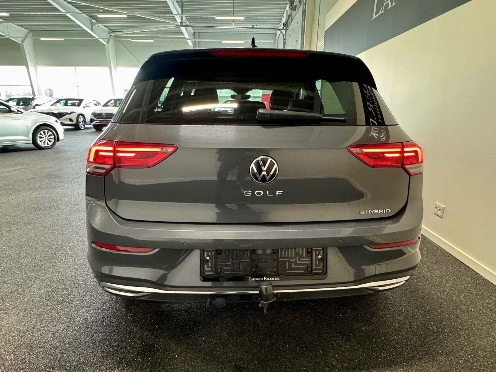 Grå VW Golf VIII fra 2021