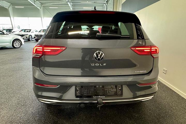 Grå VW Golf VIII fra 2021