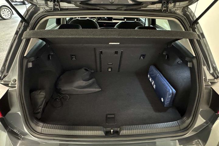 Grå VW Golf VIII fra 2021