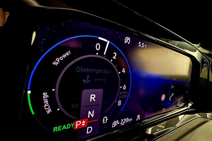 Grå VW Golf VIII fra 2021