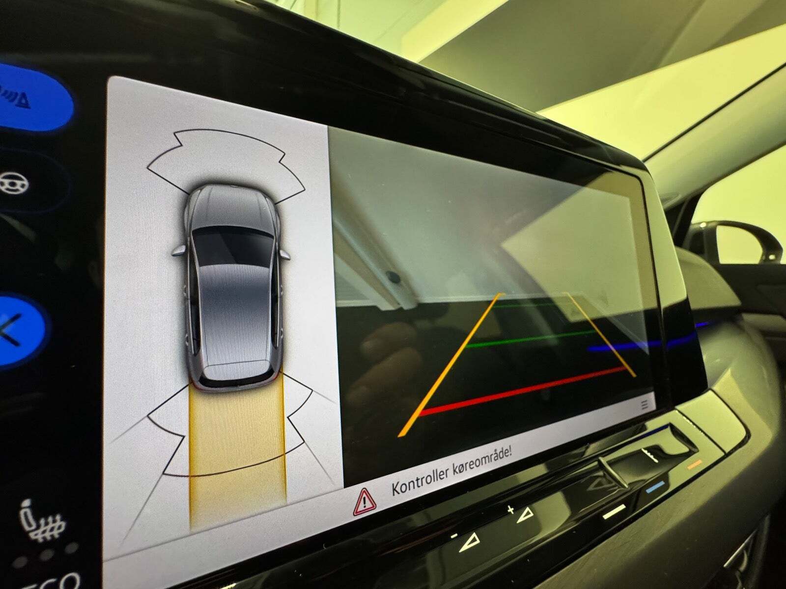 Grå VW Golf VIII fra 2021