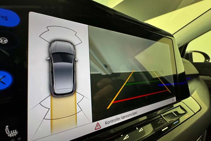 Grå VW Golf VIII fra 2021