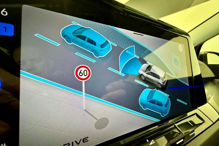 Grå VW Golf VIII fra 2021