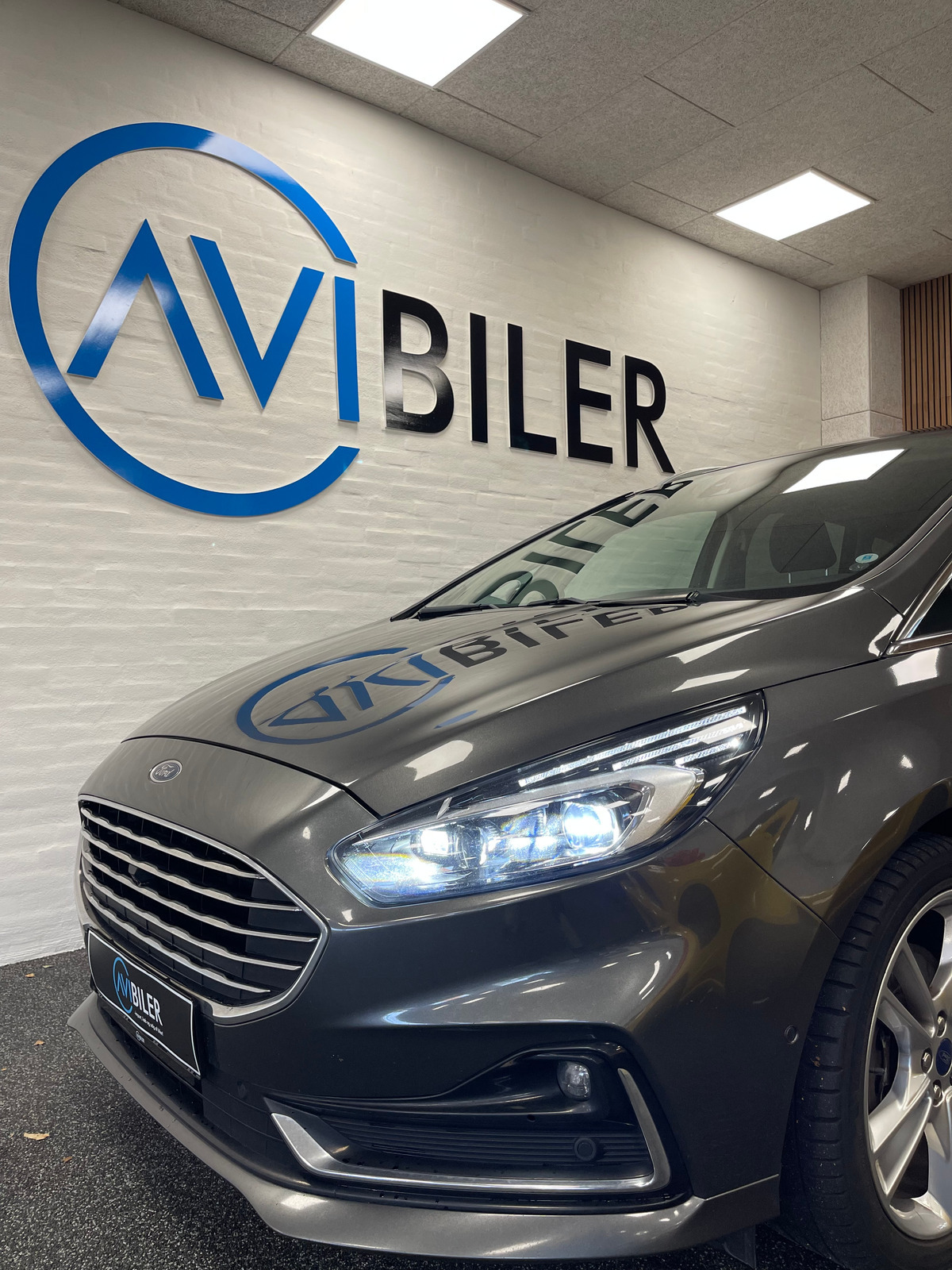 Grå Ford S-MAX fra 2020