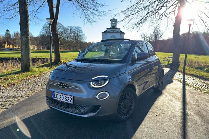 Grå Fiat 500e fra 2021 set udefra