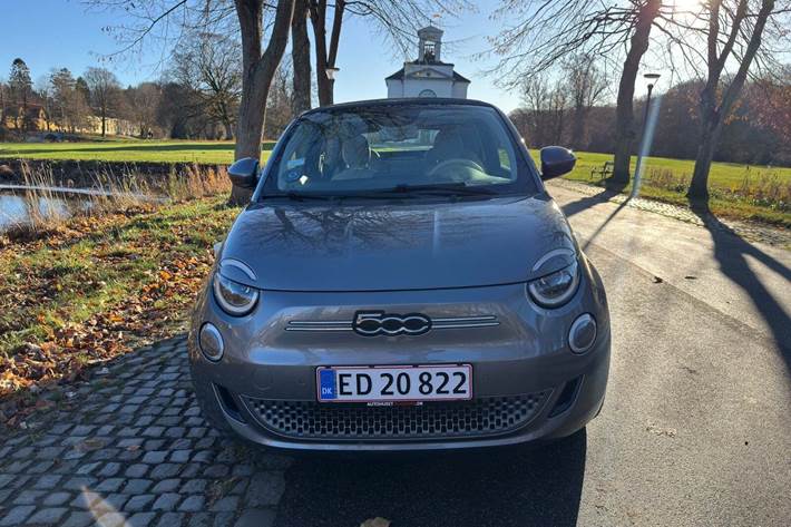 Grå Fiat 500e fra 2021