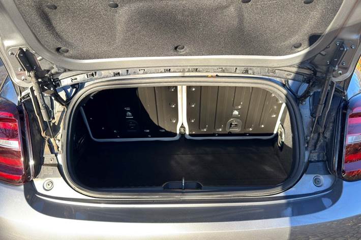 Grå Fiat 500e fra 2021